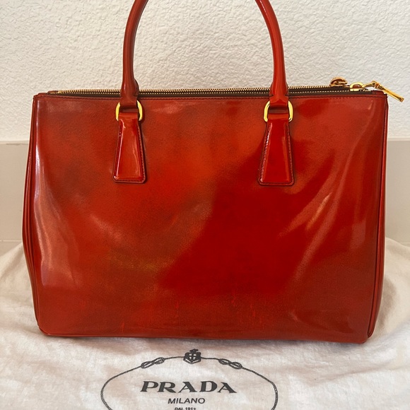 Large Galleria Patent Leather Bag in gradient burnt orange w/ gold tone hardware - Picture 14 of 15
